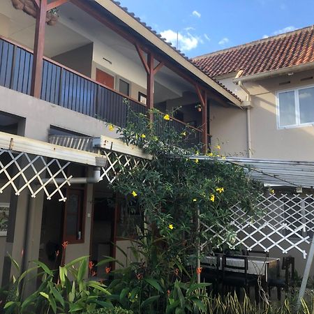 De Riau Guesthouse Bandung Exterior photo